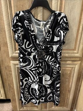 Apt. 9 Black & White Swirl V-Neck Dress with Decorative Brooch